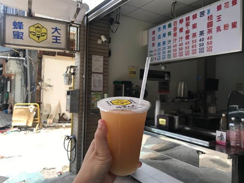 新竹市老字號涼飲店「蜂蜜大王」的楊桃汁是許多老新竹人的最愛。(陳育賢攝)