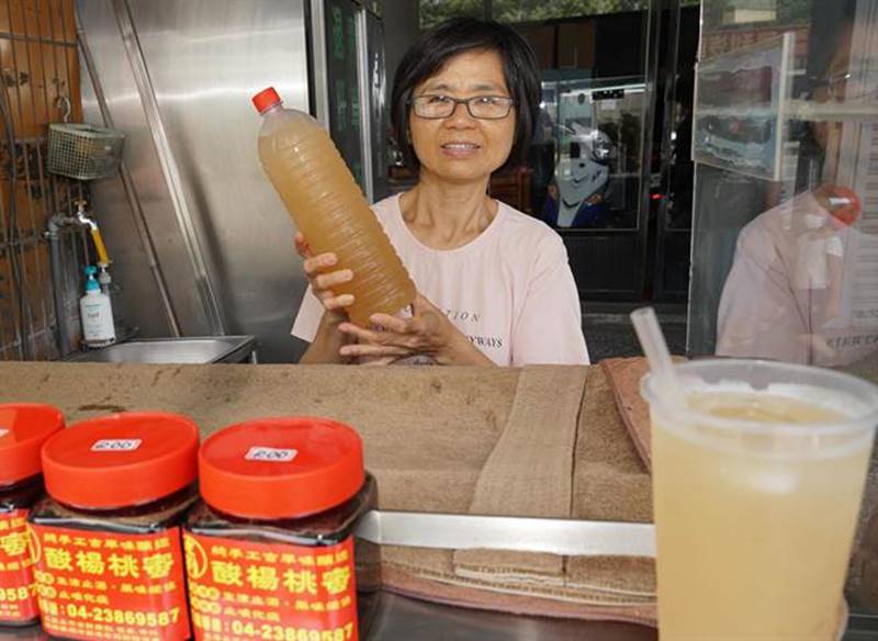 楊桃王老闆娘強調,楊桃汁堅持天然食材、古法製造,請盡快飲用,感冒時要喝熱的。(黃國峰攝)