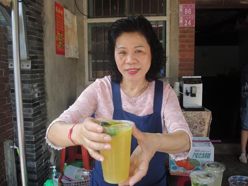 李媽媽精心調製的金桔檸檬喝起來甘甜清香。(邱立雅攝)