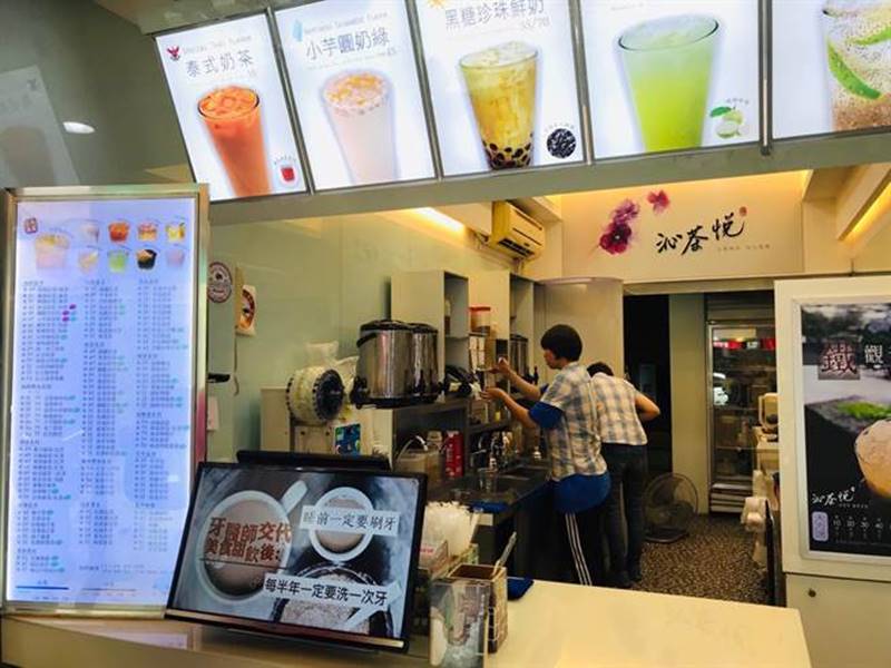 基隆市中心的「沁茶悅」手搖杯飲料店,所販售的金桔檸檬汁,堅持不加化學添加物,以天然的調配,擄獲客人味蕾。(張穎齊攝)