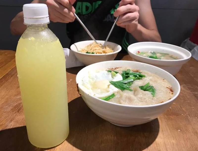 板橋著名美食「老曹餛飩麵」除了麵食是招牌外,店家自釀自銷的金桔檸檬汁也相當受歡迎。(許哲瑗攝)
