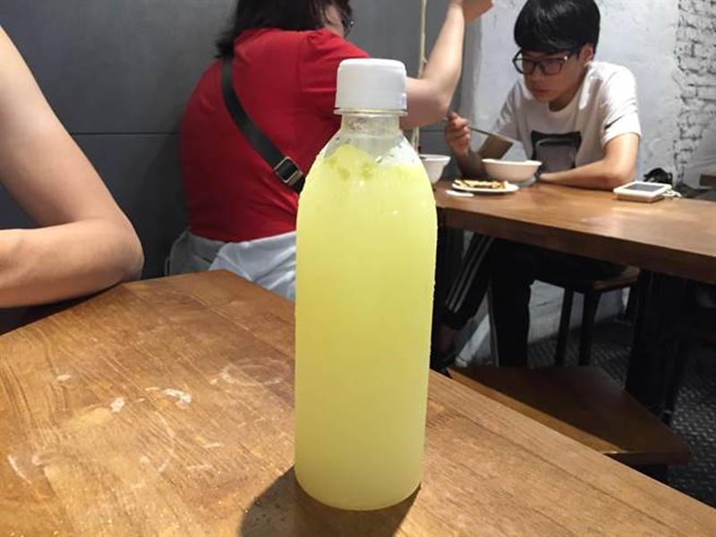 板橋著名美食「老曹餛飩麵」除了麵食是招牌外,店家自釀自銷的金桔檸檬汁也相當受歡迎。(許哲瑗攝)