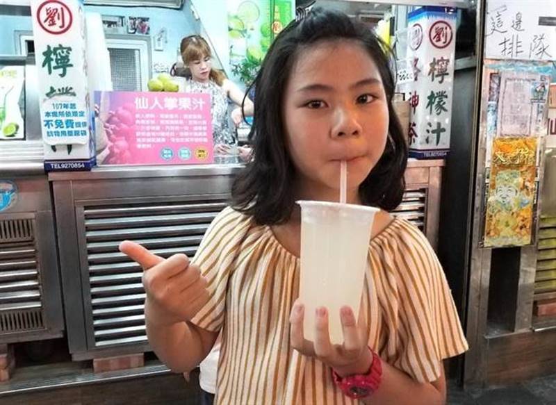 澎湖40多年老字號「劉家正港檸檬汁」網紅名店,觀光客的最愛。(陳可文攝)