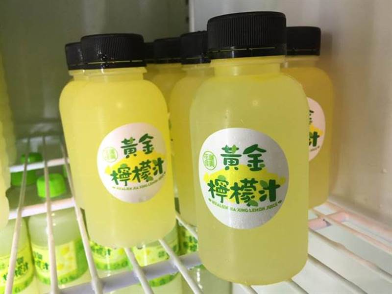 佳興檸檬汁新產品為「黃金檸檬汁」,以金桔加入檸檬汁,滋味更天然。(張祈攝)