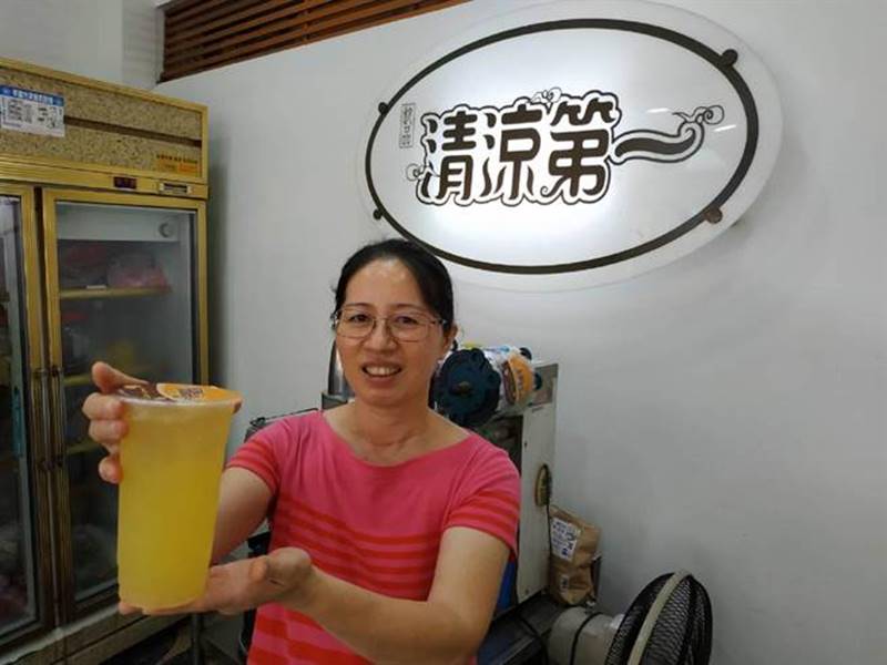 「清涼第一」飲料店的金桔檸檬汁,是學生、上班族的最愛。(張朝欣攝)