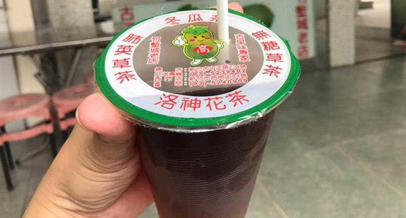 走過1甲子人氣從未減弱的新竹市「高家冬瓜茶」的肺英草茶。(陳育賢攝)