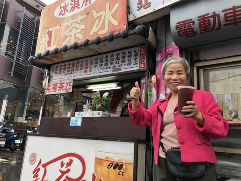 「港都茶站」老闆林鳳琴說,這一味「生草茶」原來是他自己私房茶飲,後來應顧客要求也變成天天限量的常賣茶飲。(馮惠宜攝)