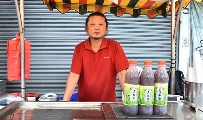 岡山阿公店青草茶傳承一甲子,第三代老闆鄭琨瀚幾乎全年無休看店。(林瑞益攝)