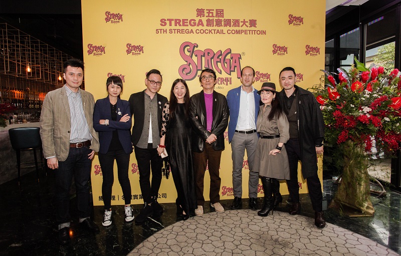 主辦單位代表與評審團合影留念,左起為威士忌雜誌副總編輯Ray Chang、高雄人氣酒吧團隊ADG Grouop代表 Card Sun Peter Liu 、名曜實業副總經理尤素卿、總經理吳介侯、STREAG全球品牌經理Daniele Taccone、台北市調酒協會榮譽理事長Amy Yen,以及評審長Allen Cheng。