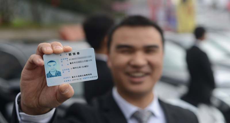 重慶網約車駕駛展示駕駛員證。(新華社資料照片)