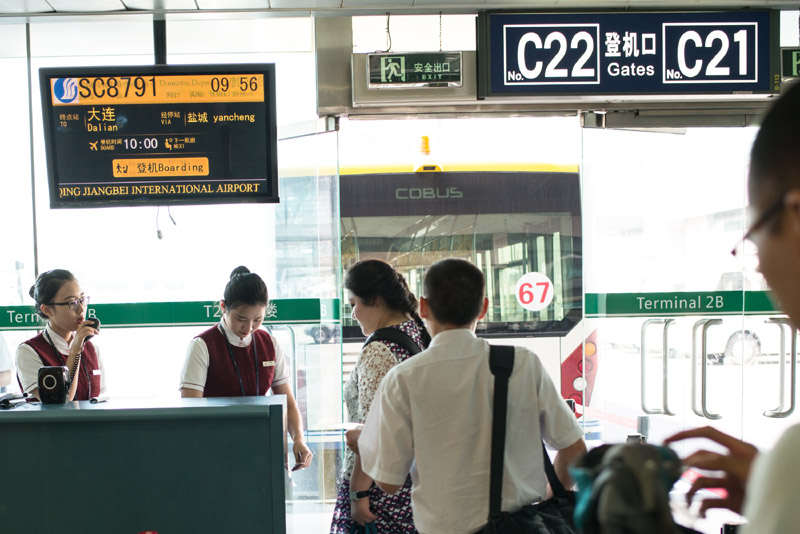 2015年7月27日,乘客在重慶江北機場登機。(新華社)
