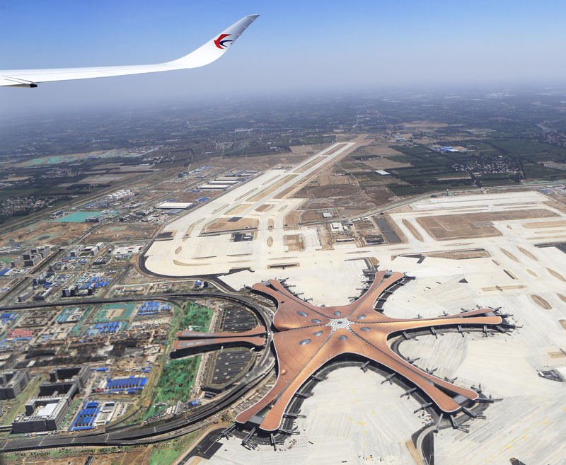 東航A350-900客機13日飛過北京大興國際機場。(中新社)