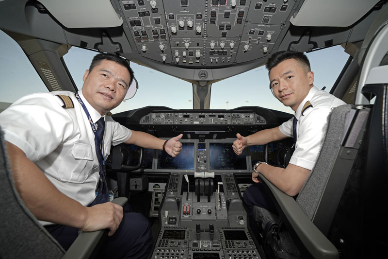 執行試飛任務的廈門航空公司機組人員13日在駕駛艙合影。(新華社)