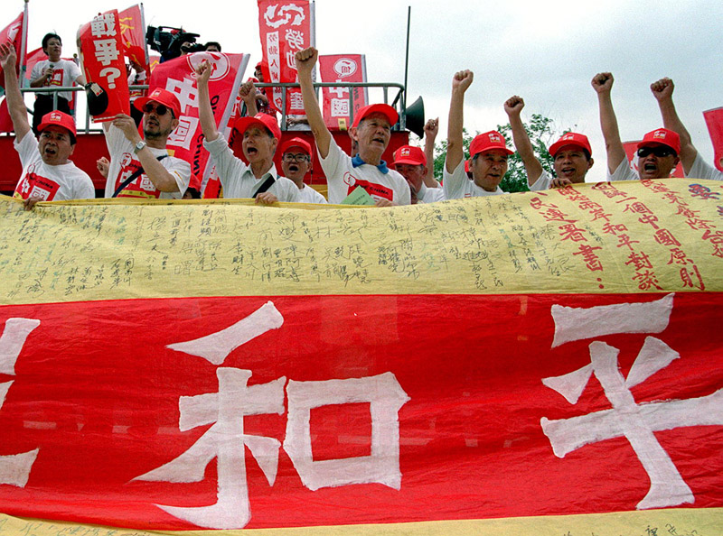 大陸主張兩岸在一個中國原則基礎上共同探索解決之道。圖為民眾舉布條要求政府回歸一個中國原則。(本報系資料照片)