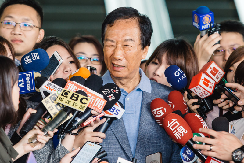 國民黨總統初選參選人郭台銘(中)9日表示,沒有一中各表就沒有九二共識。(本報系資料照片)