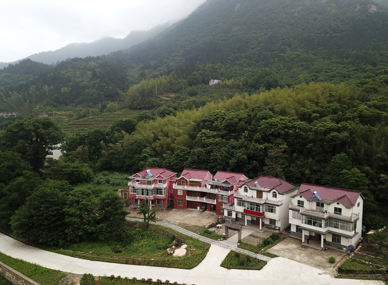大陸三四線城供地明顯放緩。圖為18日拍攝的安徽金寨縣村民住房。(新華社)