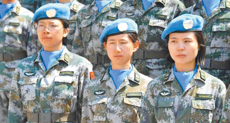首次派出的三名女子排雷作業手。(取自中新網)