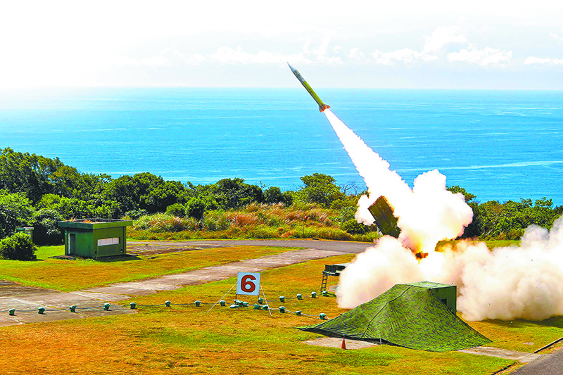 空軍防空部隊在屏東九鵬基地實彈射擊愛國者II型飛彈。(國防部提供)