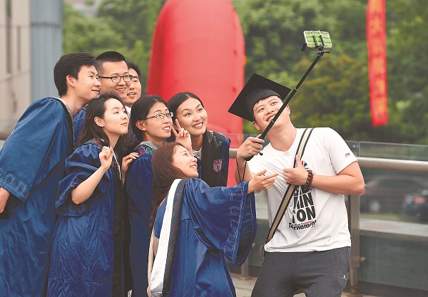 南京大學碩士畢業生在畢業典禮會場外合影。 (新華社資料照片)