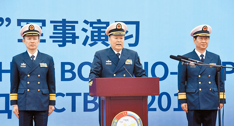 演習中方總導演、大陸海軍副司令邱延鵬中將上台致辭。(央廣軍事)