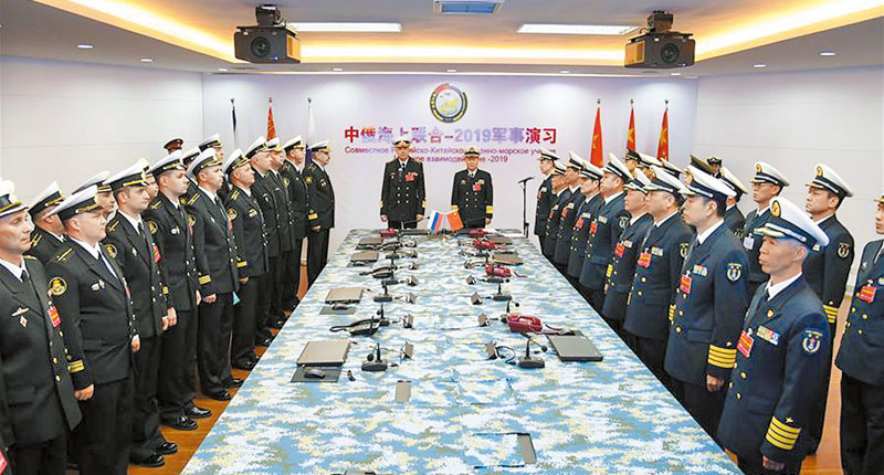 4月29日,中方總導演、大陸海軍副司令員邱延鵬(右)與俄方總導演、俄羅斯海軍副總司令維特科在軍事演習開幕式上。(新華社)