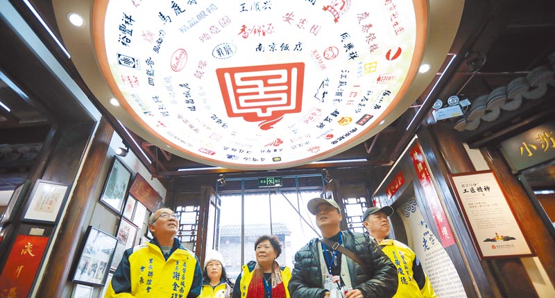 2月27日,來自高雄的里長們參觀南京門東社區。(中新社)