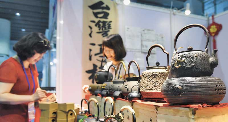 2018年8月24日,第26屆廣州博覽會開幕,會場展出台灣茶具。(新華社)
