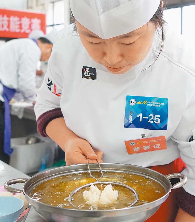 2018年江蘇省高校烹飪職業技能競賽在揚州大學舉行,圖為一名參賽選手在製作中式麵點。(新華社)