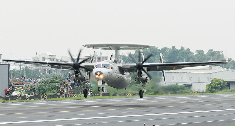 「漢光35號演習」彰化戰備道起降操演28日舉行,E-2K空中預警機起飛。 (本報系資料照片)