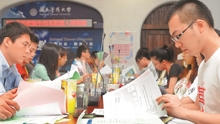 陸生們翻閱台大發放的新生資料。(本報系資料照片)