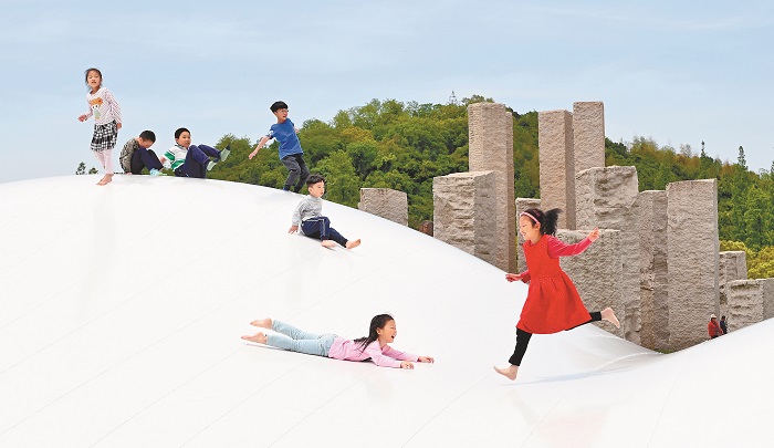 5月2日,孩子們在上海松江月湖雕塑公園的遊樂場玩耍。(新華社)