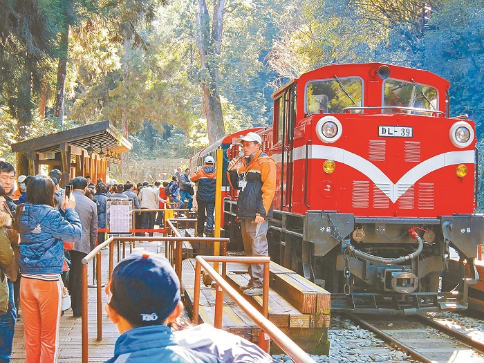 旅遊業指出,陸客減少拉低台灣入境旅遊成長,圖為陸客排隊等候搭乘阿里山小火車。(本報系資料照片)