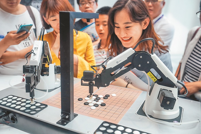 5月16日,第三屆世界智能大會科技展上,觀眾與機器人進行五子棋比賽。(中新社)