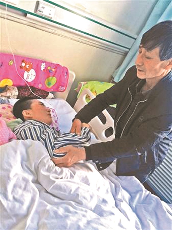 楊紅燕在醫院接受治療,家人每天悉心照料。(取自人民網)