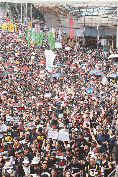 香港特首15日宣布暫緩修訂《逃犯條例》後,民主派議員不接受,民陣16日再發起遊行,提出4大訴求。(中央社)