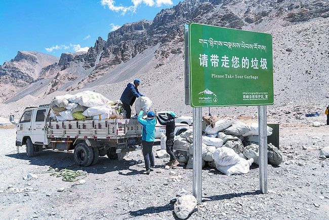 西藏一側登山活動垃圾實現分類收集。圖為5月24日,珠峰高山環保大隊將生活垃圾裝車,準備轉運至定日縣的垃圾轉運站。(新華社)