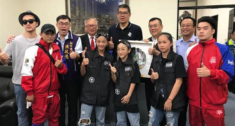 在新竹市議長許修睿(後右二)、巨城購物中心總經理羅仕清(後左三)的鼎力相助下,新竹市KGB舞團才得以圓夢代表台灣參加世界街舞錦標賽,中華民國霹靂舞協會理事長連勝文(後右三)17日特別前來表達感謝之意。(陳育賢攝)