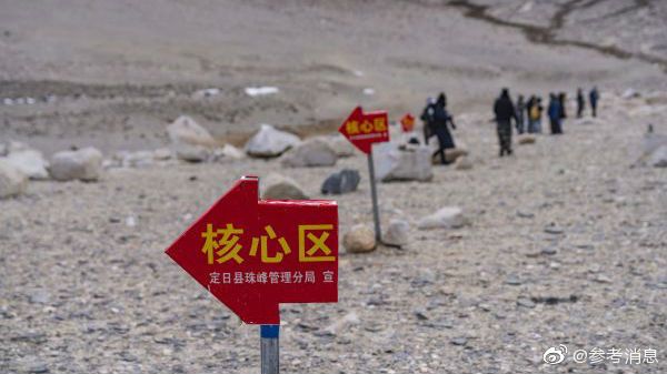 在海拔7028公尺的聖母峰北坳營地,將增設臨時環保廁所。(取自新浪微博@參考消息網)