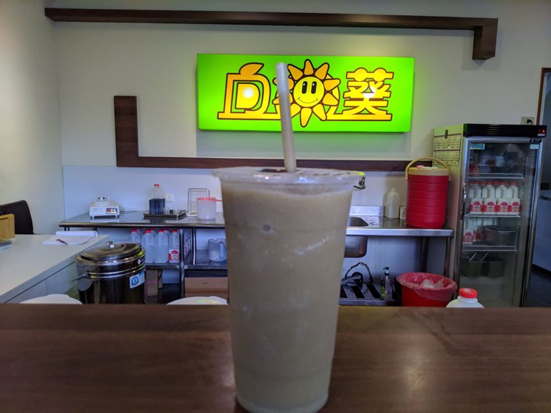花蓮向日葵冰店綠豆、芋頭都是店家手工現煮。(許家寧攝)