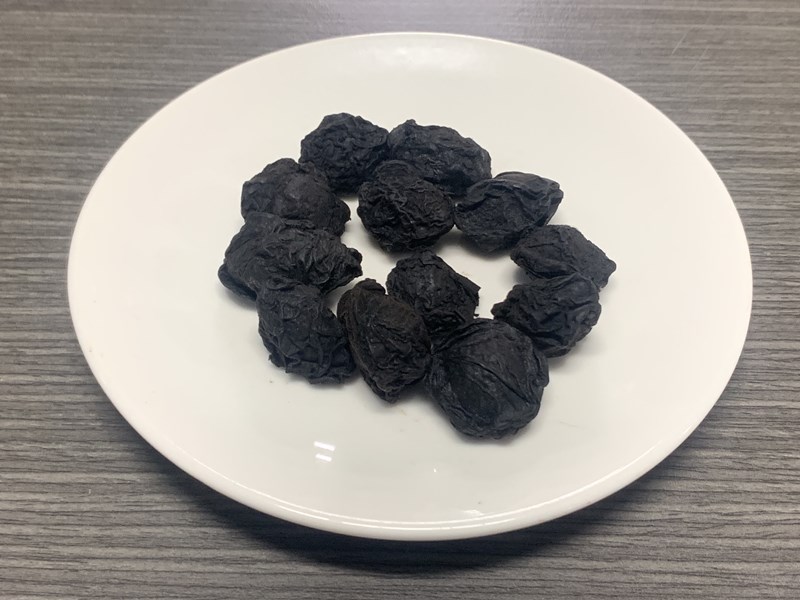 德濟堂中藥行以自家販售的烏梅,熬汁製作冰沙。(廖志晃攝)
