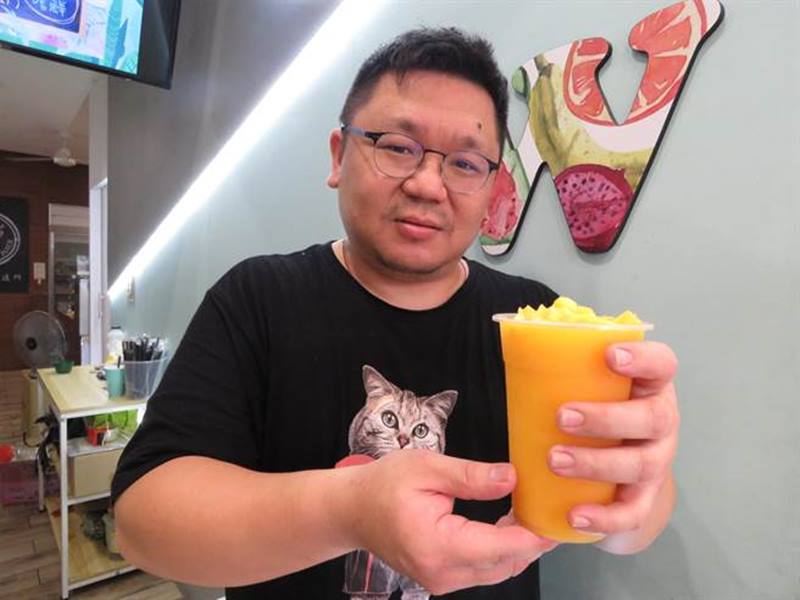 吳老闆1年多前與妻子在新北市板橋區創立「W鮮果飲製造所」,其中芒果沙冰為熱銷商品。(葉書宏攝)