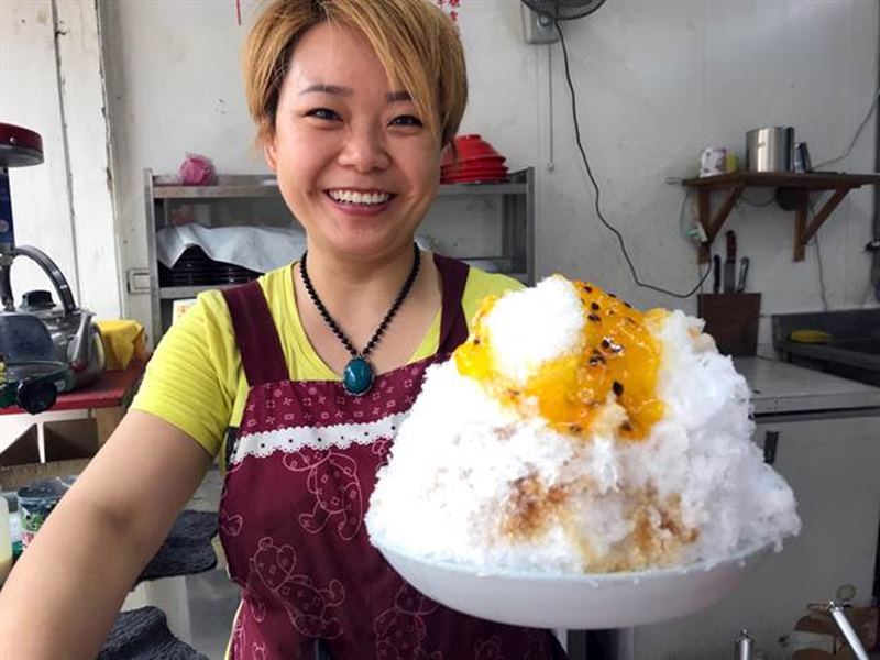 來自湖南在台灣落地生根的唐小姐,自豪端著自家料多實在的黑糖剉冰。(陳俊雄攝)