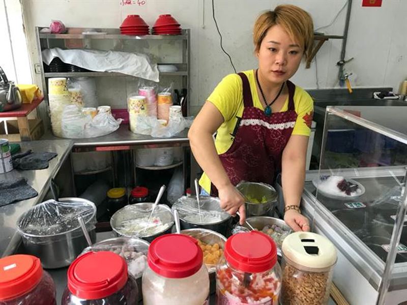笑笑黑糖剉冰的老闆娘唐小姐,給料原則就是「多」。(陳俊雄攝)