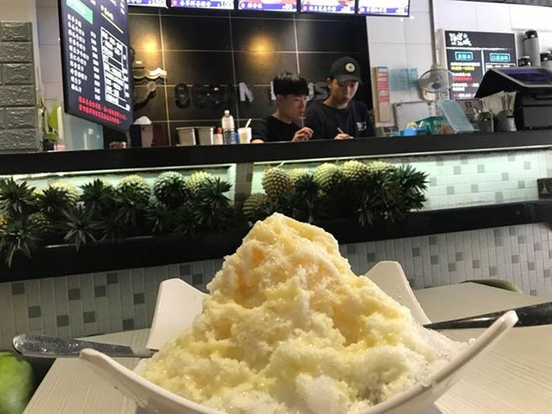 位在新竹市清大夜市的「海洋冰城」自助式剉冰,加上煉乳後風味更佳。(陳育賢攝)