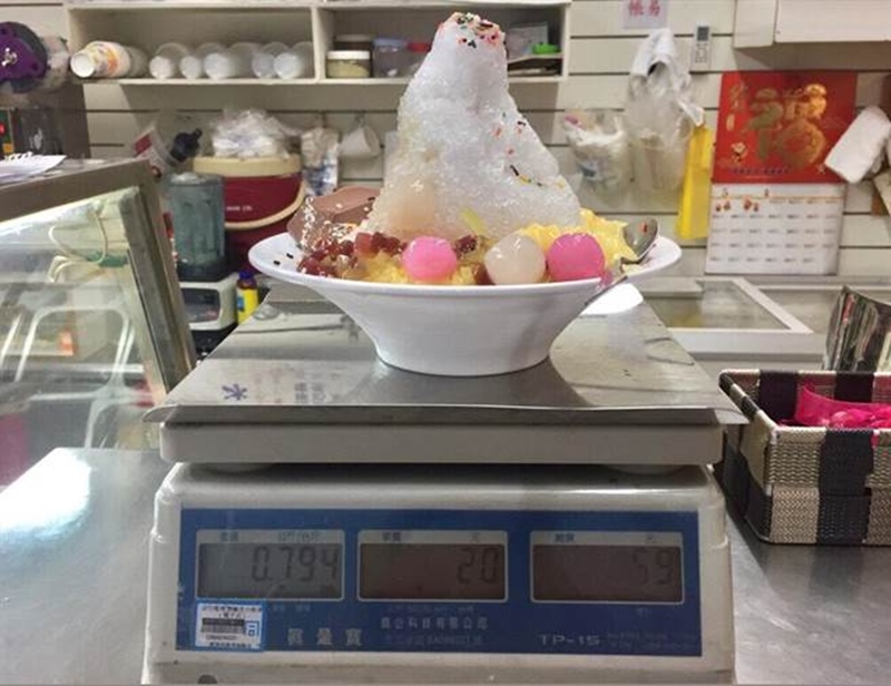 板橋「天使雪花冰」以配料的重量計價,100克只要20元。(譚宇哲攝)