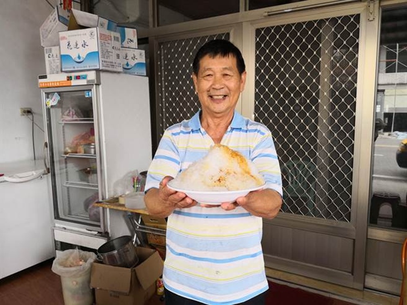 許又男從賣魚郎轉行賣刨冰,意外開創人生新局。(楊漢聲攝)