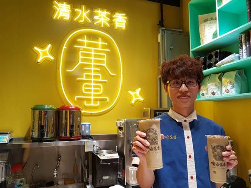 台中市25年歷史的清水老牌飲料店「清水茶香」,今年1月進駐熱鬧一中商圈,第二代傳人張世坤說,「清水茶香」在台中海線地區是老牌,以綠豆冰沙闖出名號,賣的是傳統口味。(張妍溱攝)