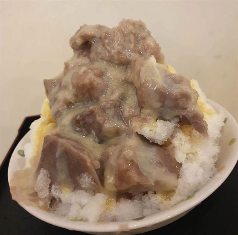 「芋頭牛奶剉冰」就是剉冰內有放芋頭;再淋上煉乳,看得出來剉冰磨得很細緻。(阿娟冰菓室提供)