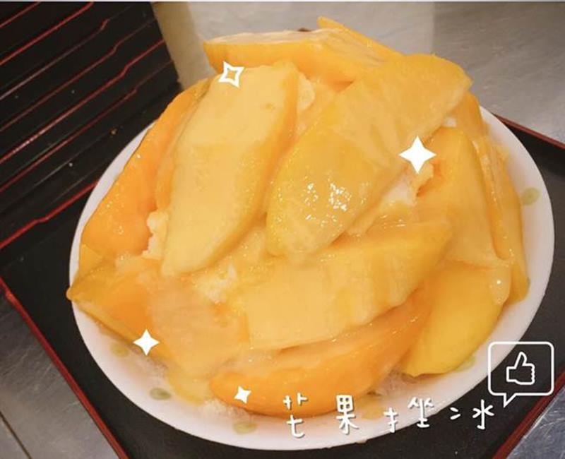 芒果剉冰是剉冰上頭覆蓋有滿滿的芒果,再淋上他們熬煮的芒果醬及煉乳。(阿娟冰菓室提供)