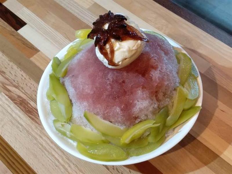 老闆娘自製青芒果搭配洛神花蜜餞,酸甜滋味的「芒果青紅了」最受年輕女性喜愛。(林欣儀攝)
